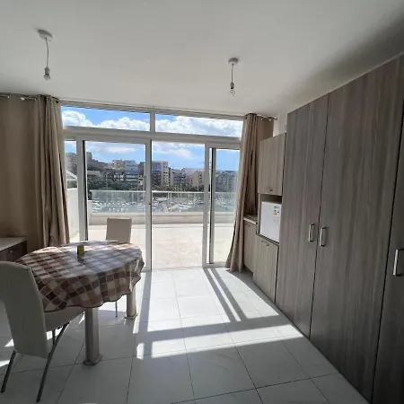 Amazing Sea View Penthouse Near Valletta Appartement